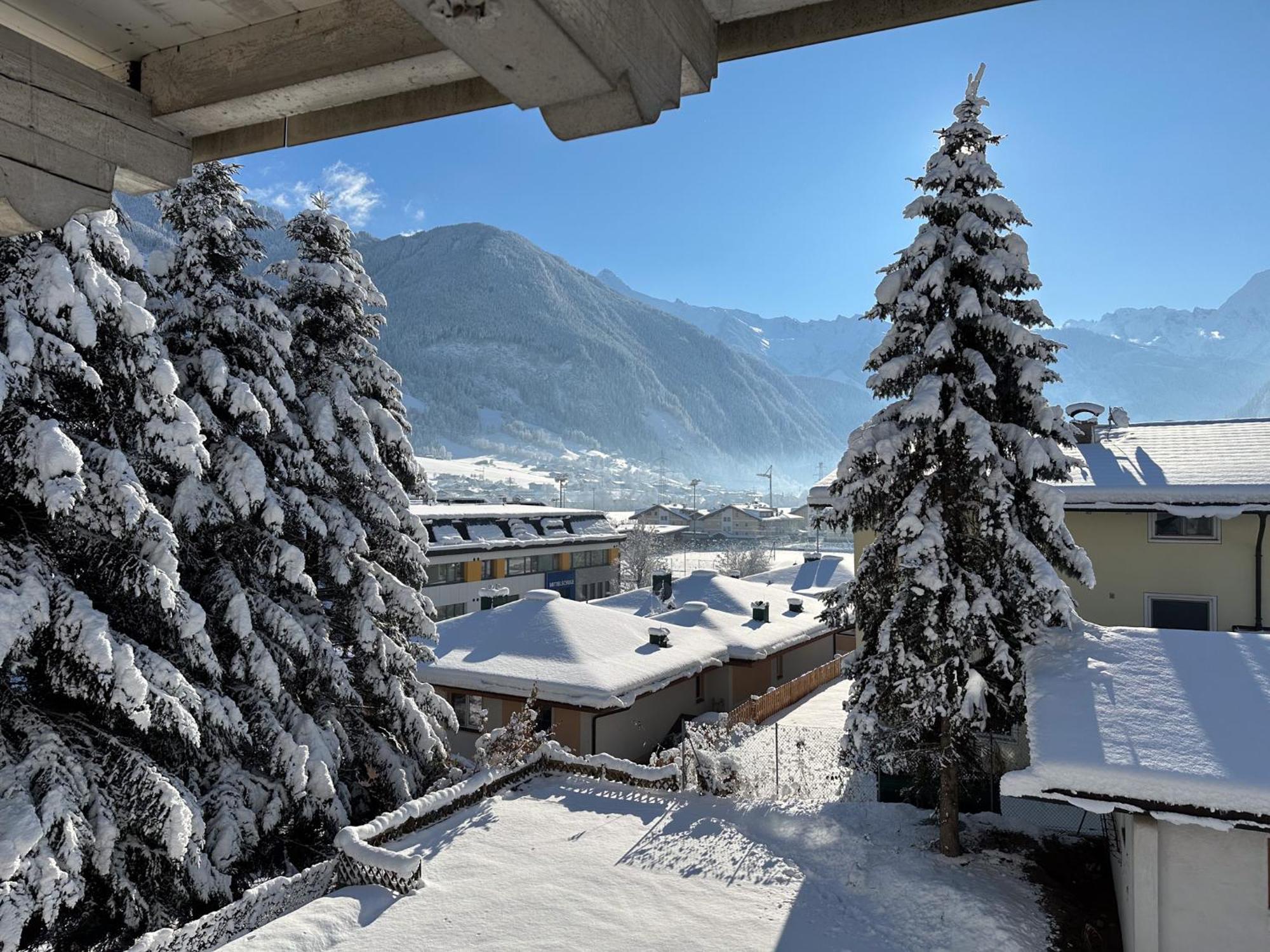 Dreibettzimmer mit Bergblick